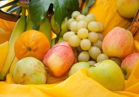 frutta fresca sul tavolo di una cena a buffet foto