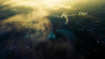 montagne e nebbia in Thailandia foto