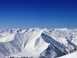montagne di inverno e cielo blu chiaro alla bella giornata foto