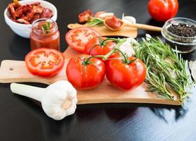 ingredienti. pomodori freschi, pomodori secchi, salsa di pomodoro e spezie. foto