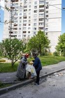 kharkiv, ucraina - 04 maggio 2022. Aiuto guaranitario per le persone che vivono nel seminterrato durante la guerra in ucraina. prodotti, cibo, gigiene, candele. vivere senza luce, acqua e gas. foto