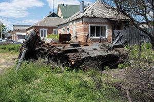 kharkiv, ucraina - 04 maggio 2022. un carro armato russo bruciato vicino a un edificio residenziale. guerra in ucraina 2022. missili russi nella campagna di kharkiv ucraina. aggressione russa. attacco russo all'ucraina. foto