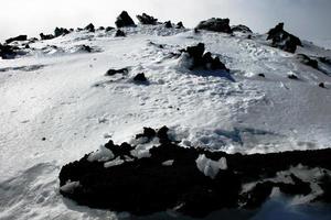 etna, vulcano della sicilia coperto di neve