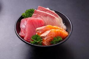 set sashimi, salmone crudo, hamachi e tonno rosso affettati e pronti da servire. foto