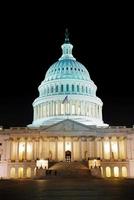 edificio del Campidoglio illuminato di notte, Washington DC foto