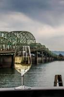 bicchiere di vino chardonnay ponte interstatale washington oregon fiume columbia foto