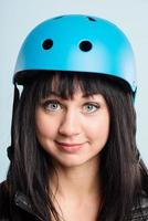 donna divertente che indossa casco ciclismo ritratto persone reali alta definizione