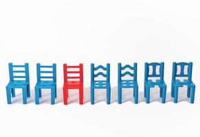 fila di sedie blu e una rossa tra di loro. individualità e diversità, distinguersi dalla massa, opinioni diverse, a modo proprio. foto