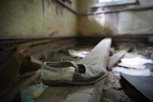 scarpa nella zona di esclusione di chernobyl, ucraina foto