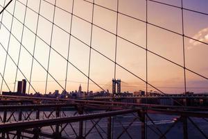 Manhattan Bridge dal ponte di Brooklyn a New York foto