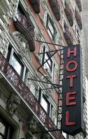 bellissimo vecchio hotel con insegna al neon a new york city foto