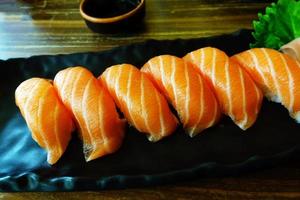 salmone sushi su tavola di legno foto