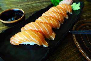 salmone sushi su tavola di legno foto