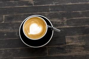tazza di caffè calda su un tavolo di legno. foto