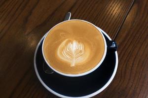 latte caldo del caffè su un tavolo di legno foto