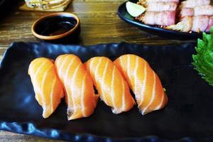 salmone sushi su tavola di legno foto