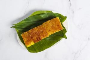spuntino popolare e tradizionale della Malesia. kuih bingka ubi o cuocere la torta di tapioca foto