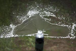 gli irrigatori agricoli degli agricoltori per piantare alberi da coltivare naturalmente per la raccolta e la vendita nel mercato degli ortaggi freschi è un sistema idrico moderno e controllato. foto