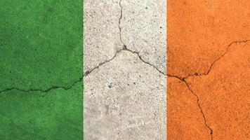 bandiera dell'Irlanda bandiera dell'Irlanda sul muro di cemento incrinato foto