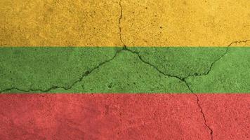 bandiera della lituania. bandiera della lituania sul muro di cemento incrinato foto