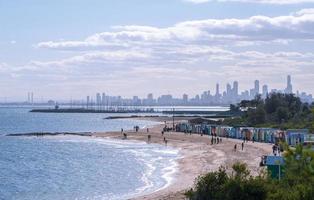 vista panoramica della spiaggia di Brighton, un iconico luogo turistico popolare a melbourne, stato della victoria in australia. foto