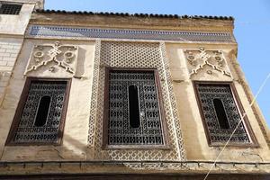 vecchio edificio a fez, in marocco foto