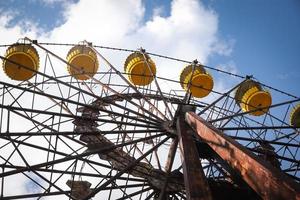 ruota panoramica, città di pripyat nella zona di esclusione di chernobyl, ucraina foto