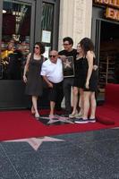 los angeles, 18 agosto - danny devito, con la moglie rhea perlman, e i loro figli alla cerimonia mentre danny devito riceve una stella all'hollywood walk of fame il 18 agosto 2011 a los angeles, ca foto