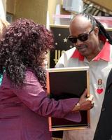 los angeles, 19 maggio - chaka kahn, stevie wonder al chaka kahn hollywood walk of fame star cerimonia a hollywood blvd il 19 maggio 2011 a los angeles, ca foto