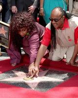 los angeles, 19 maggio - chaka kahn, stevie wonder al chaka kahn hollywood walk of fame star cerimonia a hollywood blvd il 19 maggio 2011 a los angeles, ca foto