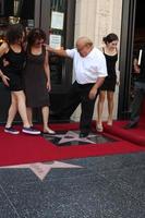 los angeles, 18 agosto - danny devito, con la moglie rhea perlman, e i loro figli alla cerimonia mentre danny devito riceve una stella all'hollywood walk of fame il 18 agosto 2011 a los angeles, ca foto