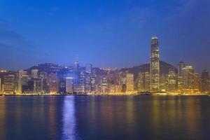 vista dell'orizzonte della città di Hong Kong alla baia di Victoria foto