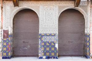 porta di un edificio a marrakech, marocco foto