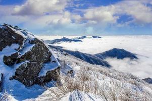 le montagne di Seoraksan sono coperte dalla nebbia mattutina in inverno, Corea. foto
