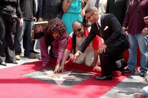 los angeles, 19 maggio - chaka kahn, stevie wonder al chaka kahn hollywood walk of fame star cerimonia a hollywood blvd il 19 maggio 2011 a los angeles, ca foto