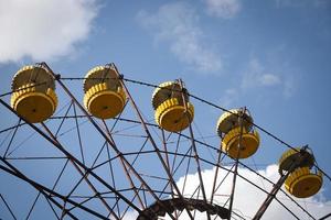 ruota panoramica, città di pripyat nella zona di esclusione di chernobyl, ucraina foto