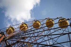 ruota panoramica, città di pripyat nella zona di esclusione di chernobyl, ucraina foto