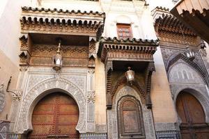 porta di un edificio a fez, in marocco foto