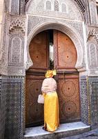 porta di un edificio a fez, in marocco foto