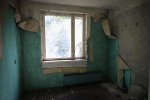 stanza di un edificio nella città di pripyat, zona di esclusione di chernobyl, ucraina foto