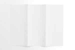 opuscolo ripiegabile in bianco isolato su bianco foto