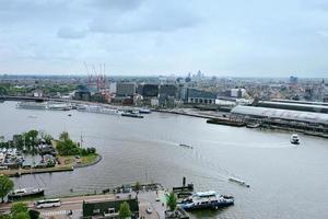 amsterdam, Paesi Bassi - 28 aprile 2019 vista città verso la parte centrale della città, traghetto e canale dall'alto in una tipica giornata olandese nuvolosa. foto