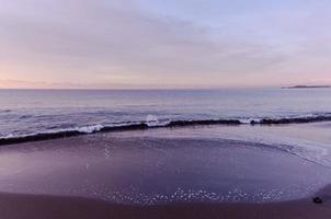 spiaggia e onde all'ora dell'alba foto