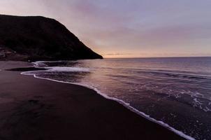 spiaggia e onde all'ora dell'alba foto