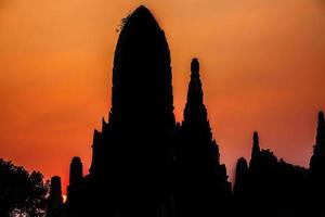 rovine della tailandia e oggetti d'antiquariato al parco storico di ayutthaya turisti provenienti da tutto il mondo decadimento del buddha foto