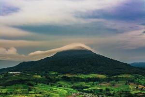 montagne con alberi e nebbia in Thailandia foto