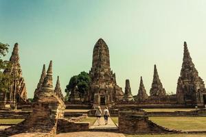 rovine della tailandia e oggetti d'antiquariato al parco storico di ayutthaya turisti provenienti da tutto il mondo decadimento del buddha foto