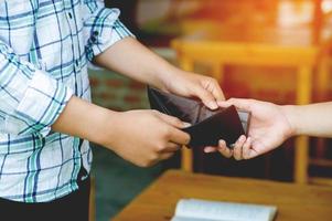 fallimento delle finanze, mancanza di denaro, mancanza di reddito, disoccupazione, mani e borsa, due uomini con la stessa borsa. mostra mancanza di reddito, mancanza di denaro, condizioni di lavoro senza denaro. foto