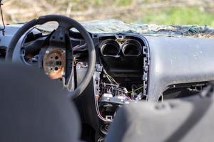 finestrino dell'auto danneggiato dopo un incidente. parabrezza rotto a causa di un incidente, vista interna. dettagli interni cabina, vista dalla cabina. movimento sicuro. parabrezza rotto. crepa e danneggiamento del vetro. foto