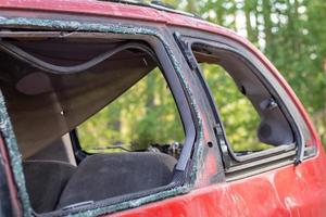 incidente stradale in strada, auto danneggiata dopo una collisione in città. incidente per eccesso di velocità e intossicazione da alcol. sfondo di trasporto. il concetto di sicurezza stradale e assicurazione. foto